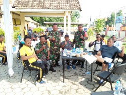 DANRAMIL 0816/13 MENGHADIRI KEGIATAN SEPEDA SANTAI DAN OLAH RAGA BERSAMA KAPOLRESTA SIDOARJO MENUJU KE MAPOLSEK WONOAYU
