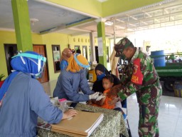 Sukseskan Program Balita Sehat Babinsa 0816/13 Wonoayu Dampingi Kegiatan Posyandu di Wilayah Binaan