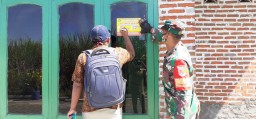 Babinsa Koramil 0816/12 Prambon Dampingi pemdes tempelkan stiker pemnerima bantuan