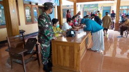 Babinsa Koramil 0816/11 Tarik, Dampingi Pembagian Bantuan Langsung Tunai BLT Desa Mliriprowo