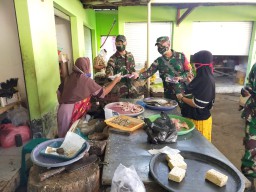 Babinsa Koramil 0816/08 Jabon Bagikan Masker Kepada Masyarakat Di Wisata Bahari Tlocor.