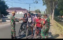Kebersamaan Anggota Koramil 0816/11 Tarik, Laksanakan Pembagian Masker Gratis Sebagai Bentuk kepedulian Terhadap Sesama
