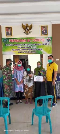 Serka Saiful Anam Babinsa Koramil 0816/11 Tarik, Dampingi Penyaluran Bantuan Langsung Tunai Desa Kendal Sewu