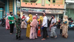 Babinsa Koramil 0816/05 Tulangan Melaksanakan Penegakan Disiplin Protokol Kesehatan