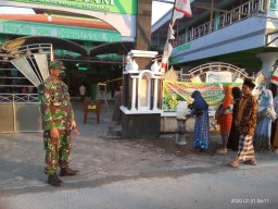 Anggota Ramil0816/07 Krembung Bersama Pasukan BKO Yon Armed 8/ Uddhata Jember melaksanakan Pam Disiplin Protokol Kesehatan Dalam Pelaksanaan Sholat Idul Adha