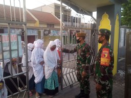 Laksanakan Protokol Kesehatan, Babinsa Koramil 0816/11 Tarik Pantau Pelaksanaan Sholat Idul Adha Di Masjid Baitul Muttaqin Desa Kemuning