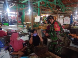 Anggota Ramil0816/07 Krembung dan BKO dr Yonkav 3 / Tank Ikut Laksanakan Pembagian Masker Di Pasar Krembung.