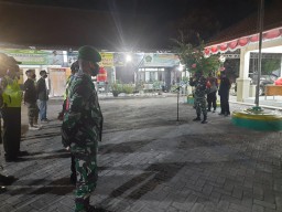KORAMIL 0816/18 SEDATI BERSAMA POLSEK DAN SATPOL PP GELAR PATROLI PENEGAKAN DISIPLIN PROTOKOL KESEHATAN GUNA MENCEGAH PENYEBRAN COVID 19.