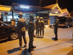 Anggota Ramil 0816/07 Krembung Dibantu BKO melaksanakan Patroli Jatim Bermasker.