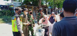 Koramil 0816/12 melaksanakan penegakkan disiplin protokol kesehatan di Simpang 3 Pakerin