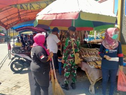 Anggota Ramil0816/07 Krembung, BKO Yonkav3/Tank, Polsek, Puskesmas dan Satpol PP Laksanakan Sosialisasi Wajib Bermasker.
