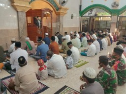 Babinsa Jabon Komsos Di Wilayah Dan Ingatkan Tentang Covid 19.