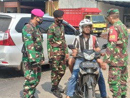 Koramil 0816/12 bersama BKO Yonkav 3/Serbu dan Yonmar 2 Karangpilang melaksanakan pengawasan dan pemantauan pendisiplinan protokol kesehatan