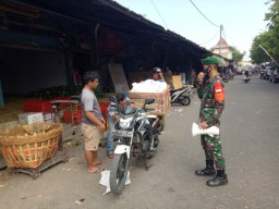 Babinsa koramil porong bersama masyarakat berupaya bersama mencegah penyebaran covid-19