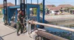 Babinsa Koramil 0816/06 Tanggulangin Bersama Dinas Pengairan Cek DAM &amp; Pintu Air Irigasi