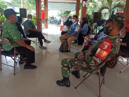 Babinsa Koramil 0816/12 Prambon Pelda Jufri Umar dan Sertu Mustiamin yang tergabung dalam Tim Verifikasi Desa ODF