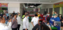 Bupati Sidoarjo Tinjau Vaksinasi di Pasar Tulangan Baru