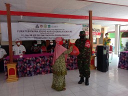Bati Komsos Ramil0816/07 Krembung Hadiri Bhakti Sosial Umat Hindu di Baldes Balong Garut Kec. Krembung