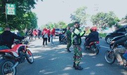 Koramil 0816/06 Tanggulangin Melakasanakan Giat Pendampingan Bagi Bagi Masker Gratis Bersama ORMAS Teratai