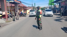 Babinsa Ramil0816/07 bersama, BKO, Polsek, Satpol PP, ILS melaksanakan OPS Protkes PPKM MIKRO di Wil. Kec. Krembung.