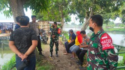 Danramil Komsos Bersama Warga Masyarakat