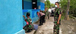 Sebagai Sarana Komsos TNI/POLRI Kec.Tarik Bantu Warga Bersihkan Tempat Ibadah