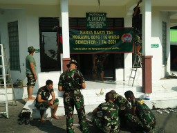 DALAM RANGKA KARYA BHAKTI TNI, PERSONIL KORAMIL 0816/16 WARU MELAKSANAKAN PEMBERSIHAN MUSHOLA AL BAROKAH
