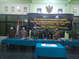 BABINSA TAMBAK REJO MENDAMPINGI DANRAMIL 0816/16 WARU MENGHADIRI PELANTIKAN BPD DESA TAMBAK REJO