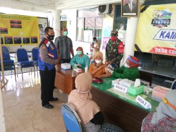 Babinsa Jabon Dampingi Pelaksanaan Vaksinasi Masyarakat Kecamatan Jabon.