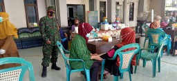 BABINSA JANTI MENDAMPINGI DANRAMIL 0816/16 WARU MEMANTAU PELAKSANAAN KEGIATAN VAKSINASI WARGA DESA JANTI