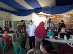 BABINSA PEPELEGI KORAMIL 0816/16 WARU MEMANTAU PELAKSANAAN VAKSINASI COVID-19 WARGA DESA PEPELEGI KEC. WARU
