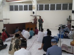SHOLAT TARWEH BERSAMA DENGAN JAMAAH LDII DESA MEDAENG, DANRAMIL 0816/16 WARU MENEKANKAN TENTANG KEAMANAN LINGKUNGAN DAN HIMBAUAN LARANGAN MUDIK