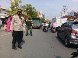 Koramil 0816/09 Krian, Polsek Krian dan Satpol PP Krian laksanakan Ops Yustisi dan penyekatan bagi pemudik yang pulang kampung.