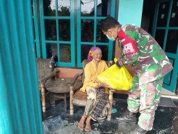 Sertu Eko Prayudi Bersama Forkompimka Krembung Hadiri Pemberian Santunan Anak Yatim Dan Fakir Miskin