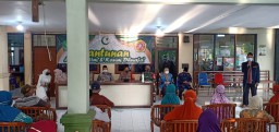 Ramadhan Berkah, Anggota Koramil 0816/13 Serahkan Sembako Ke Anak Yatim Dan Dhuafa
