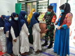 KORAMIL 0816/16 WARU MEMBERIKAN SANTUN KEPADA ANAK YATIM PIATU YAYASAN HIMATUN AYAT