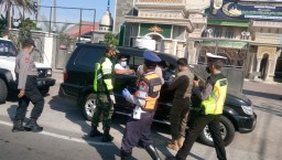koramil 0816/04 porong berkolaborasi dengan polsek dan satpol pp dalam menerapkan protokol kesehatan di wilayah