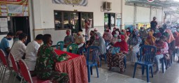 Serka Saiful Anam Babinsa Desa Tarik, Dampingi Penyaluran Pembagian BLT-DD Tahap 1 Tahun 2021