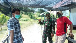 Babinsa Jabon, Tetap Bersemangat Dalam Ingatkan Protokol Kesehatan Di Tlocor Bahari.