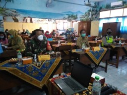 Rakor Persiapan Pembelajaran Tatap muka SDN 1 Kepuhkiriman 1, Danramil 0816/16 Waru tekankan prokes bagi siswa