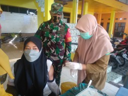 Babinsa Kebaron Tulangan ikut mengamankan pelaksanaan vaksin Covid-19 di Desa binaannya
