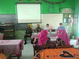 BABINSA DESA ENTALSEWU KORAMIL 0816/03 BUDURAN MENGHADIRI RAPAT PERSIAPAN PEMBELAJARAN TATAP MUKA