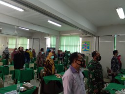 BABINSA PEPELEGI MENGHADIRI RAKOR PERSIAPAN BELAJAR TATAP MUKA DI SD ROUDHOTUL JANNAH 1 DESA PEPELEGI