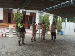 Anggota Ramil 0816/07 Krembung melaksanakan Pam Ibadah Rutin Di GKJW di Desa Wonomlati Kec. Krembung