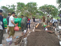 Babinsa Koramil 0816-05/Tulangan Sersan Mayor Edi-Hadiri Pemakanan Salah Satu Warga Desa Binaannya, Desa Kebaron-Tulangan
