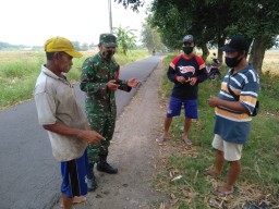 SERSAN EDI BINTARA PEMBINA DESA MELAKSANAKAN KOMSOS BERSAMA WARGA DESA BINAANYA