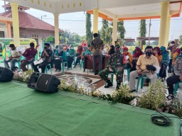 Koramil 0816/05 Tulangan - Babinsa Serma Kudhori mengawal jalannya kegiatan talk show gerakan hidup sehat mengatasi hipertensi.