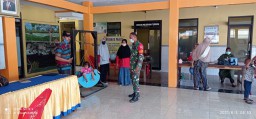 Wujudkan Balita Sehat, Babinsa Koramil 0816/05 Tulangan Bantu Pelayanan Posyandu