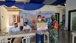 BABINSA PEPELEGI MELAKSANAKAN PEMANTAUAN PEMBAGIAN BLT DANA DESA PEPELEGI