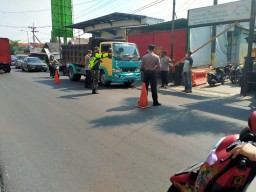 Anggota Ramil0816/07 Krembung Laksanakan Operasi PPKM Mikro/Yustisi Untuk Menekan Penyebaran Covid 19.